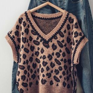 NWT Chic Soft Animal Cheetah Leopard Print V-Neck Sweater Vest S/M